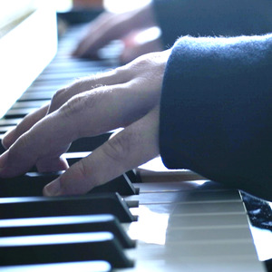 动漫男人玩弄美女的奶头
